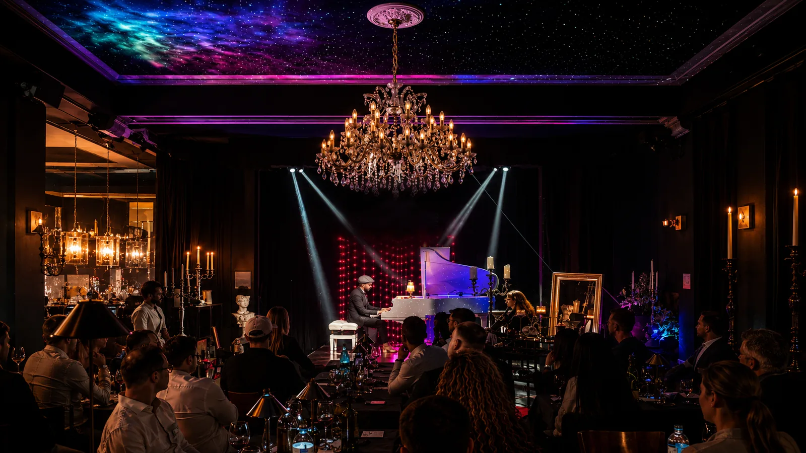 Voll besetzter Grand Salon im Vorwerck Berlin mit Sternendecke, Kronleuchtern und weißem Flügel