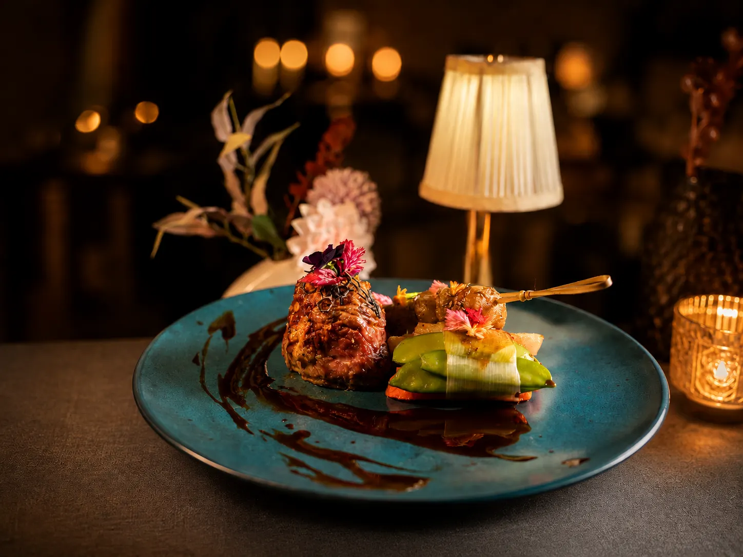 Gratiniertes Kalbssteak des Chef's Menüs, angerichtet im Kerzenlicht