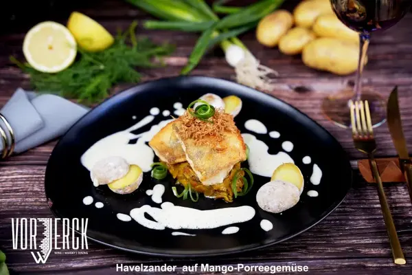 Havelzander auf Mango-Porreegemüse mit Kartoffeln und heller Soße, stilvoll angerichtet.